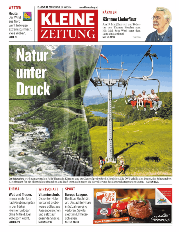 Eine Familie fährt mit einem Sessellift über eine grüne Landschaft in Kärnten.