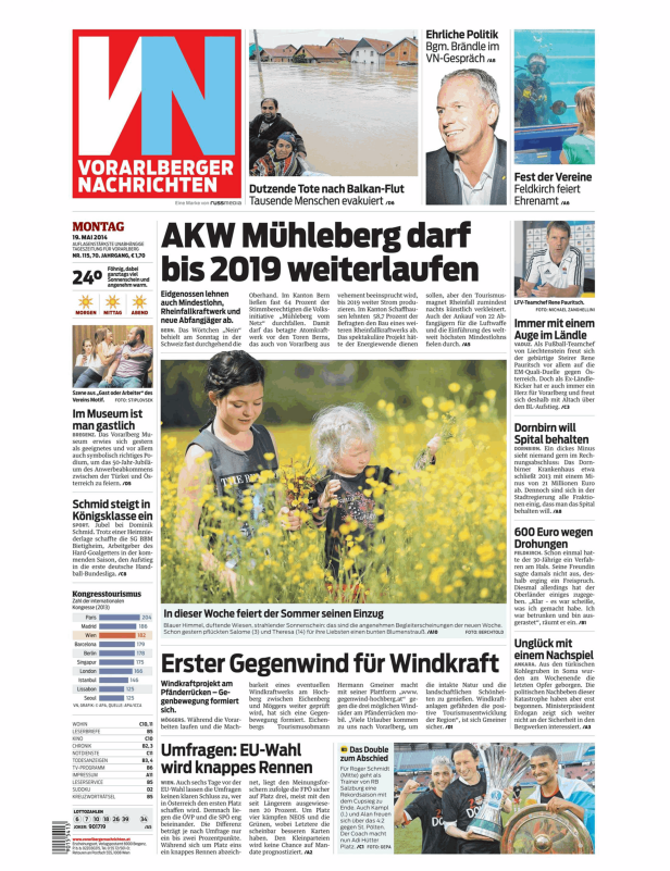 Zwei Mädchen pflücken in einer Wiese gelbe Blumen.