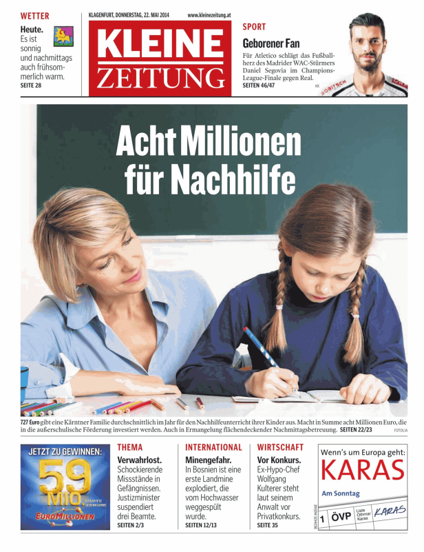 Eine Frau hilft einem Mädchen bei den Hausaufgaben.