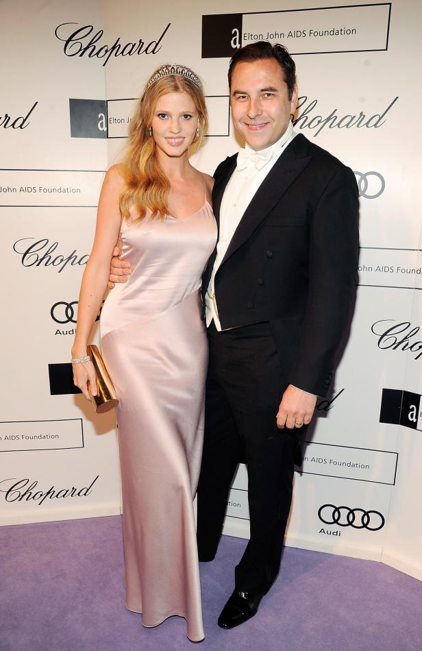Ein Paar posiert auf einer Veranstaltung der Elton John AIDS Foundation.
