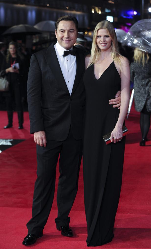 David Walliams und Lara Stone posieren auf einem roten Teppich.