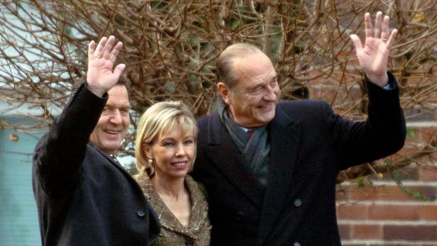 Gerhard Schröder, Doris Schröder-Köpf und Jacques Chirac winken in die Kamera.