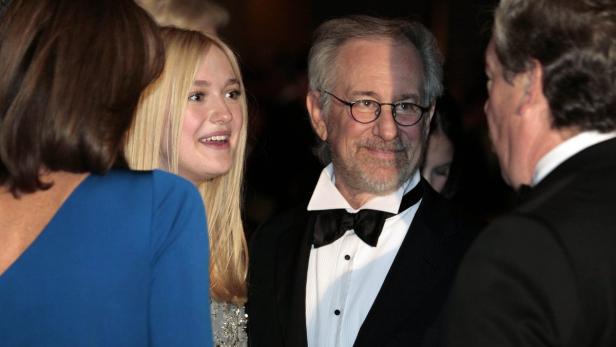 Steven Spielberg und Dakota Fanning unterhalten sich auf einer Veranstaltung.