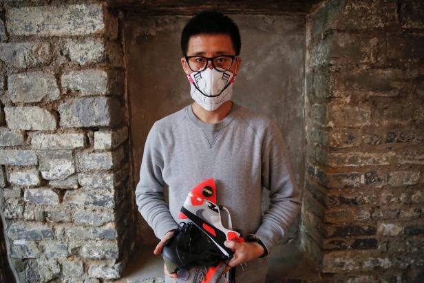 China: Atemschutzmasken aus Luxus-Sneakers