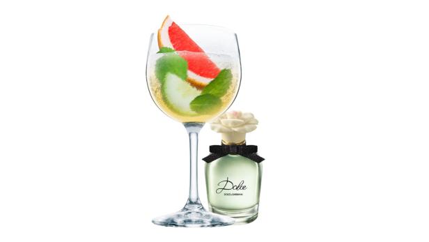 Ein Cocktail mit Grapefruit und Minze neben einer Flasche „Dolce“ von Dolce & Gabbana.