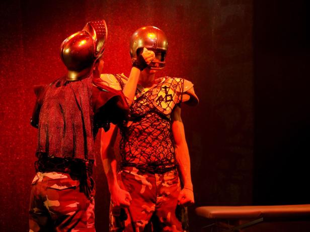 Zwei Männer in Football-Ausrüstung stehen auf einer Bühne.