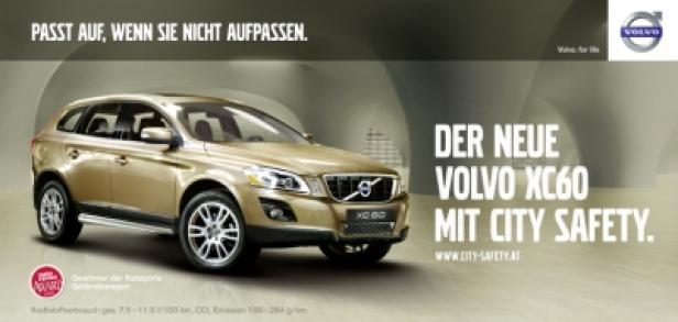 Volvo XC60 24-Bogen-Sujet - 1.815 Stellen österreichweit/Ogilvy&Mather Eine goldfarbene Volvo XC60 Werbung mit dem Slogan „Passt auf, wenn Sie nicht aufpassen“.
