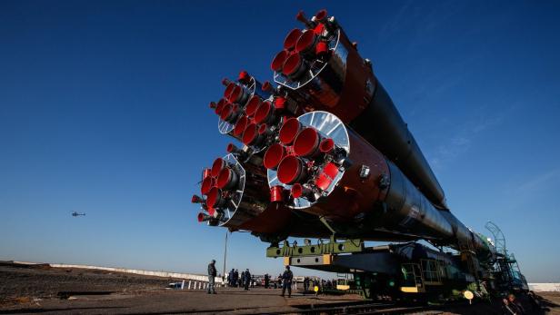 Eine russische Sojus-Rakete wird auf einer Schienenplattform zum Startplatz transportiert.