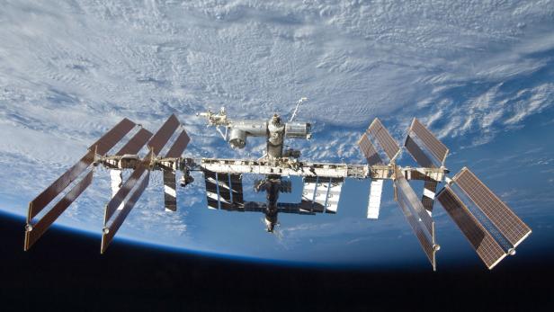 Die Internationale Raumstation umkreist die Erde.