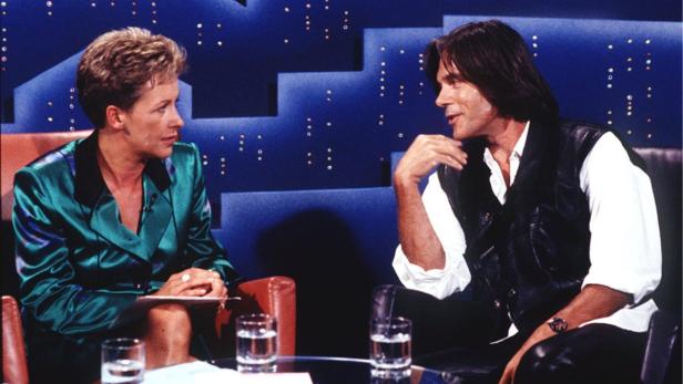 Eine Frau im Gespräch mit Thomas Anders in einer Fernsehsendung.
