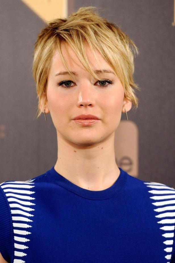 Porträt von Jennifer Lawrence mit kurzem, blondem Haar und blau-weiß gestreiftem Oberteil.
