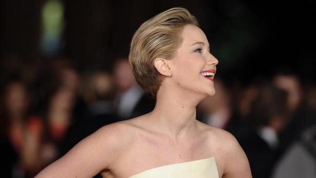Jennifer Lawrence lächelt auf einem roten Teppich.