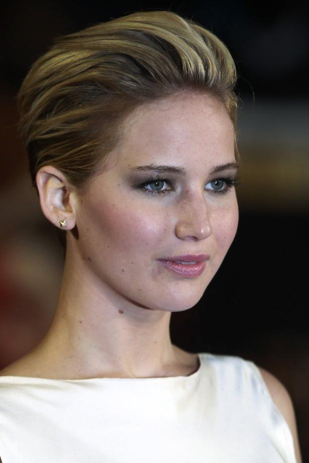 Nahaufnahme von Jennifer Lawrence mit kurzem, blondem Haar und einem weißen Kleid.