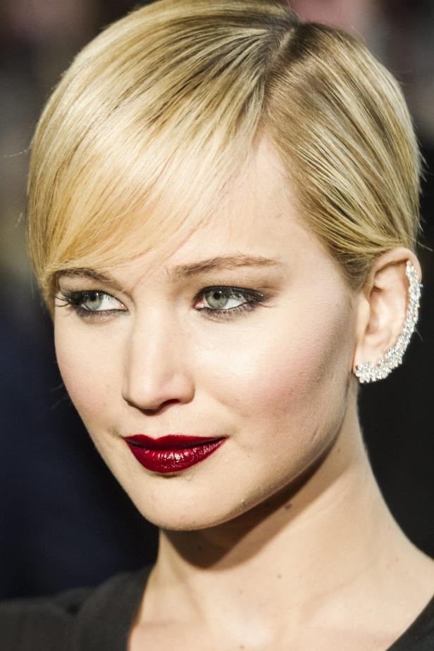 Nahaufnahme von Jennifer Lawrence mit kurzem blonden Haar und dunklem Lippenstift.