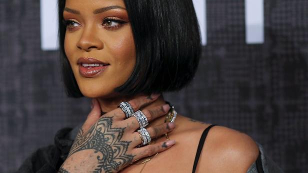 Rihanna attends the red carpet before the Fenty PU Die eigenartigsten Momente der Grammy-Verleihung