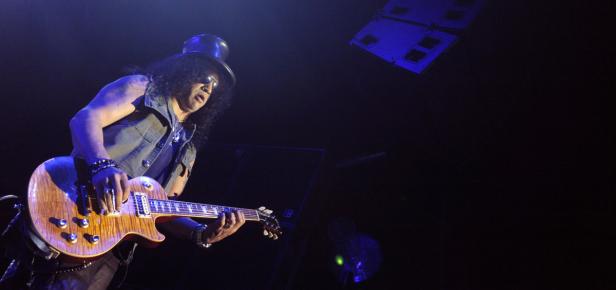 Slash, der Gitarrist von Guns N' Roses, spielt auf der Bühne Gitarre.