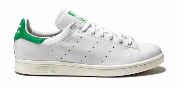 Ein weißer Adidas Stan Smith Sneaker mit grünen Akzenten.