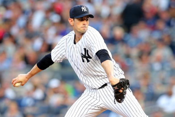 Ein Baseballspieler der New York Yankees wirft einen Ball.