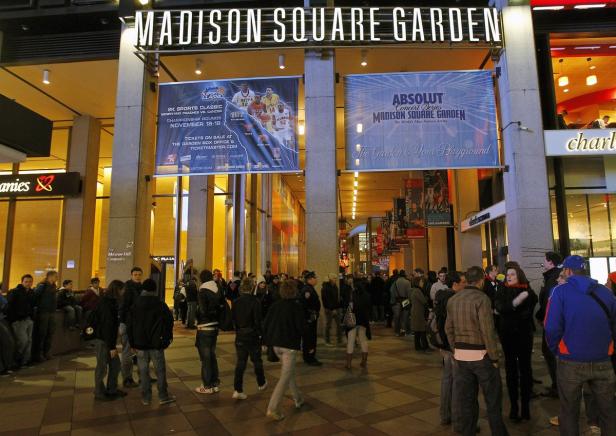Menschenmenge vor dem Madison Square Garden in New York.