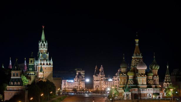 Nachtsicht auf den Roten Platz in Moskau mit dem Kreml und der Basilius-Kathedrale.