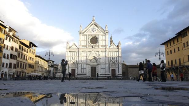 Die Basilika Santa Croce in Florenz, Italien, an einem sonnigen Tag.