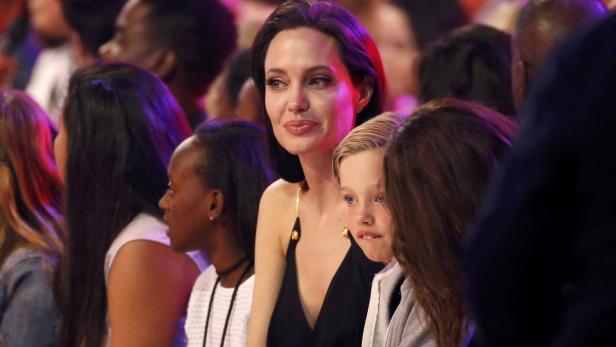Angelina Jolie feiert Preis mit ihren Töchtern