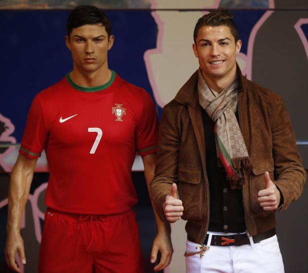 Cristiano Ronaldo posiert neben seiner Wachsfigur im portugiesischen Nationaltrikot.