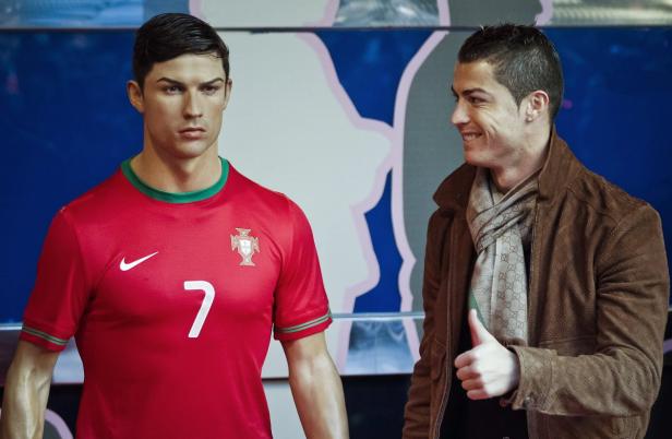 Cristiano Ronaldo steht neben seiner Wachsfigur.