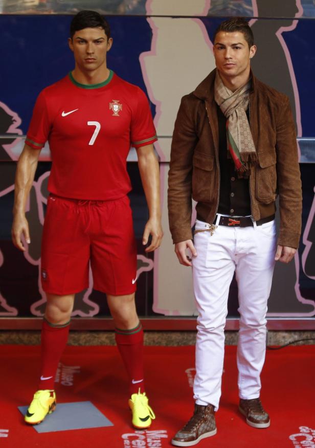 Cristiano Ronaldo steht neben seiner Wachsfigur im portugiesischen Nationaltrikot.
