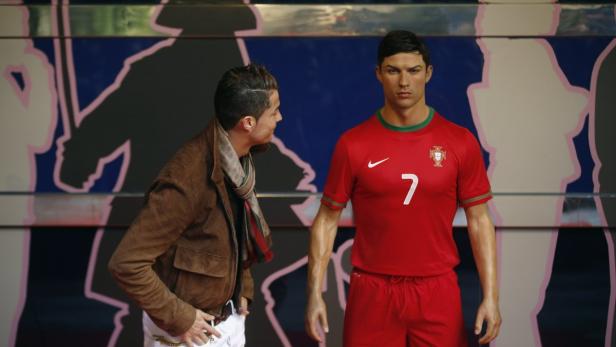 Cristiano Ronaldo posiert neben seiner Wachsfigur im portugiesischen Nationaltrikot.
