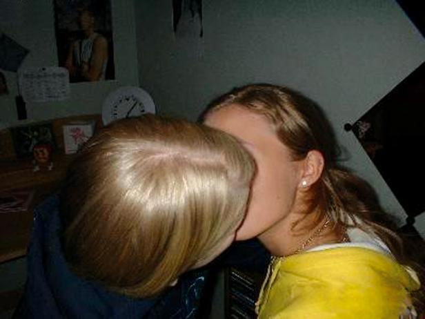 Zwei junge Frauen küssen sich.