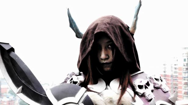 Eine Frau in einem aufwendigen Cosplay mit Hörnern und Totenköpfen auf der Rüstung.