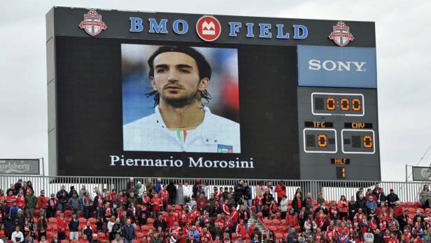 Ein Stadionbildschirm zeigt ein Porträt von Piermario Morosini vor einer Zuschauermenge.