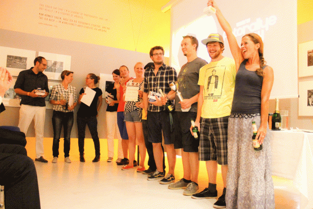 Die Gewinnerteams durften sich u.a. über Lomo-Kameras freuen.