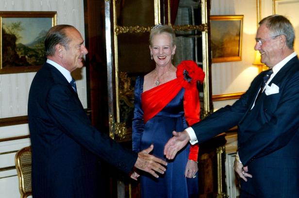Königin Margrethe II. von Dänemark trifft Jacques Chirac und einen weiteren Mann.