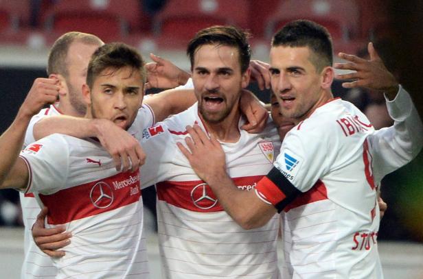Fußballspieler des VfB Stuttgart feiern gemeinsam ein Tor.