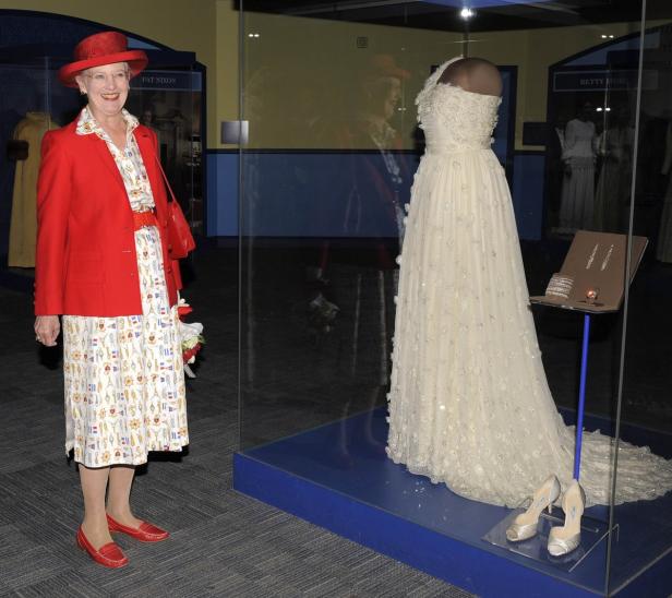 Königin Margrethe II. von Dänemark neben dem Hochzeitskleid von Betty Ford in einem Museum.