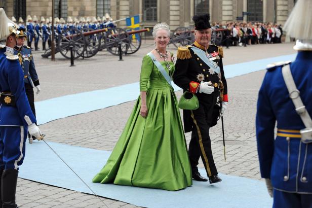 Königin Margrethe II. von Dänemark und Prinz Henrik bei einem Staatsbesuch in Schweden.