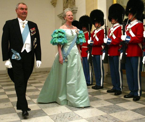 Königin Margrethe II. von Dänemark mit Gemahl und Gardesoldaten.