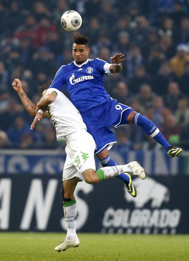 Zwei Fußballspieler kämpfen um den Ball in einem Fußballspiel.