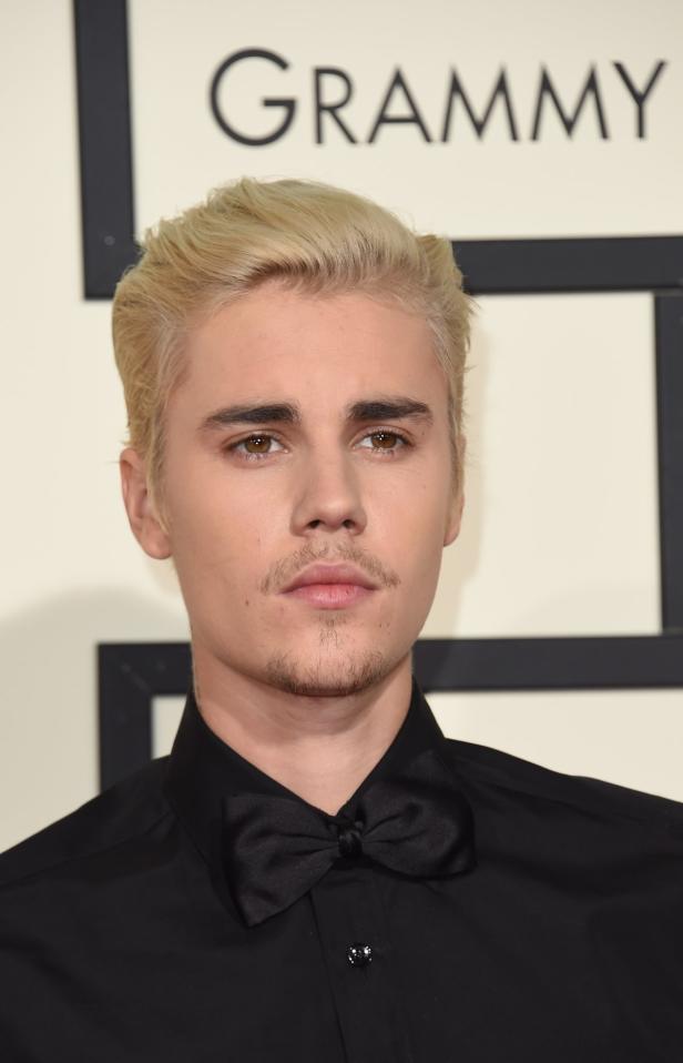 US-GRAMMY-ARRIVALS Justin Bieber mit blonden Haaren und schwarzer Fliege bei den Grammys.