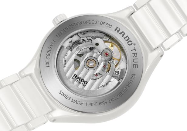 Die Rückseite einer weißen Rado True Limited Edition Uhr mit Einblick in das Uhrwerk.