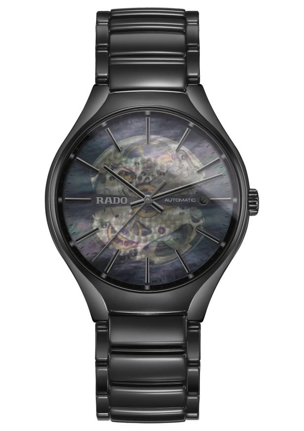 Eine schwarze Rado Automatikuhr mit skelettiertem Zifferblatt.