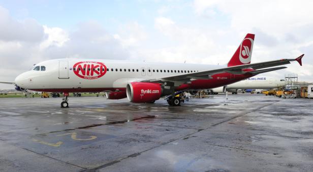 Eine Maschine der Fluggesellschaft Niki steht auf einem Vorfeld.