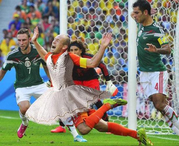 Ein Fußballspieler im Tutu fällt während eines Spiels zu Boden.