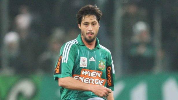 Ein Fußballspieler im grün-weißen Trikot von Rapid Wien.