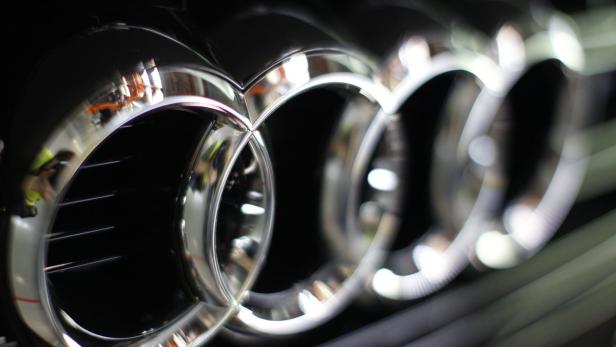 Nahaufnahme des Audi-Logos mit den vier Ringen.