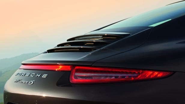 Detailansicht des Hecks eines braunen Porsche 911 Carrera 4S.
