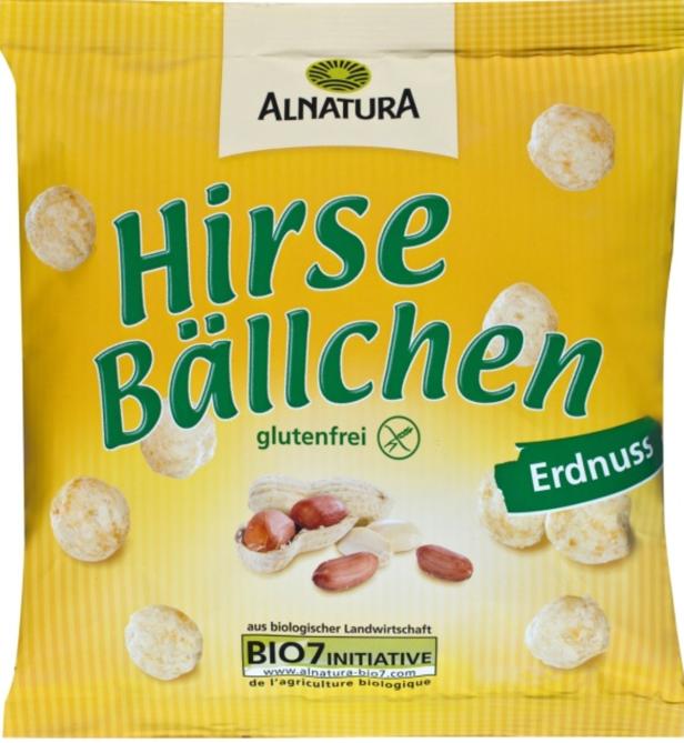 Eine Packung Alnatura Hirse Bällchen mit Erdnussgeschmack.