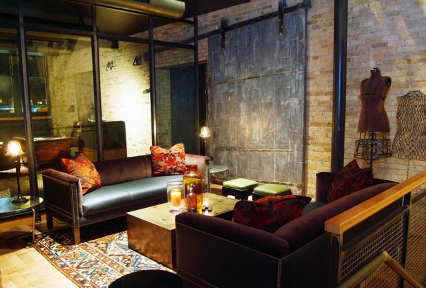 Ein Wohnzimmer im Loft-Stil mit Backsteinwänden, Sofas und einem Schiebetor.